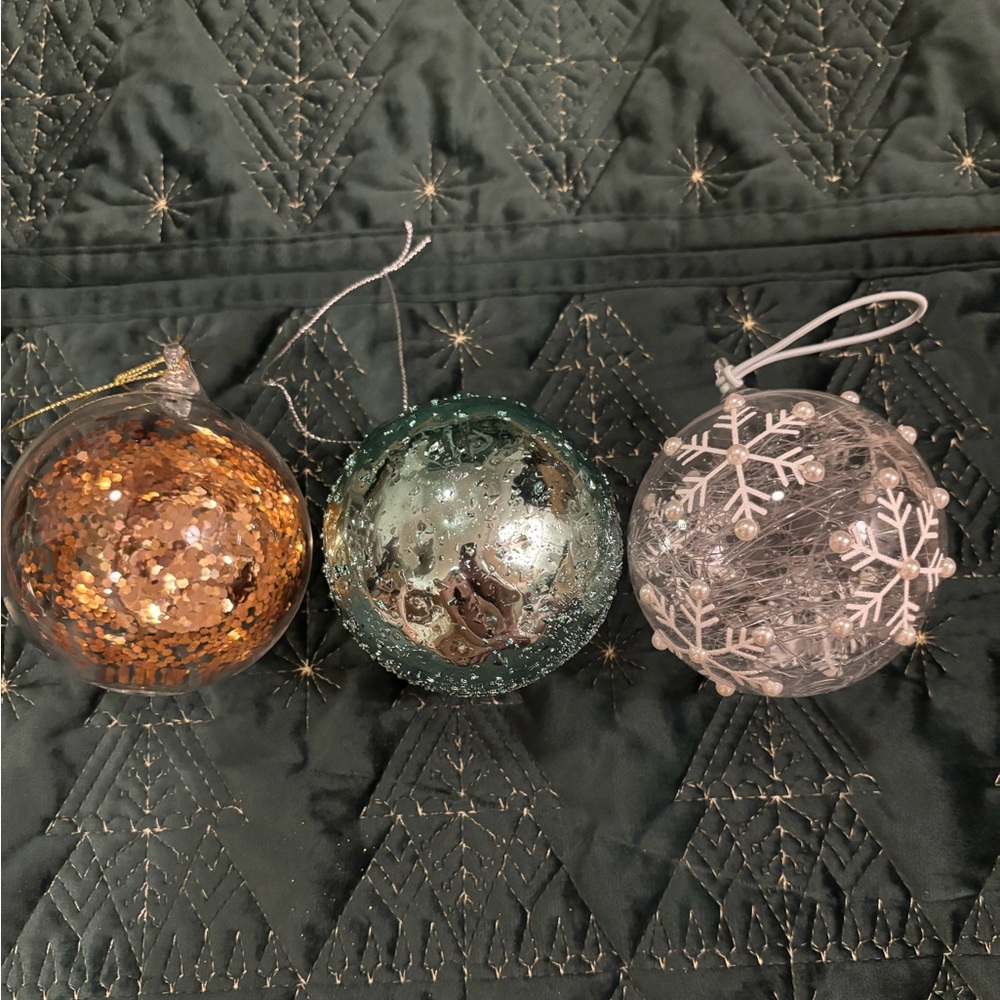 Gifts for Anyone 🎁 Glass Ornaments to Brighten Your Tree 🎄✨(Set of 3)
